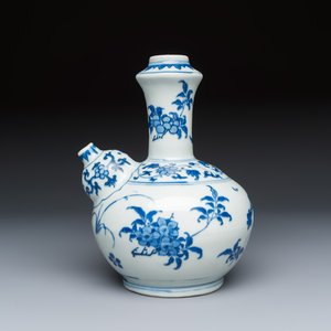 A Chinese blue and white 'Floral' kendi — 照片 1