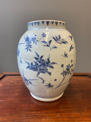 A Chinese blue and white 'floral sprigs' vase, Transitional period — 照片 2