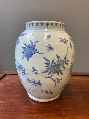 A Chinese blue and white 'floral sprigs' vase, Transitional period — 照片 4