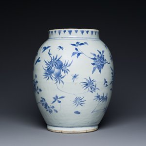 A Chinese blue and white 'floral sprigs' vase, Transitional period — 照片 1