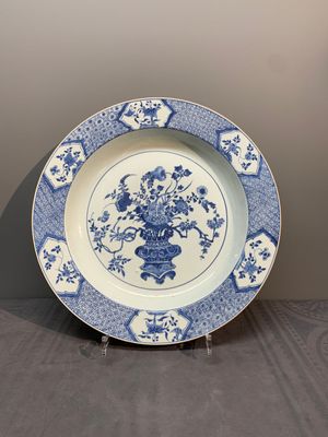 A Chinese blue and white 'flower basket' dish, Yongzheng — 照片 1