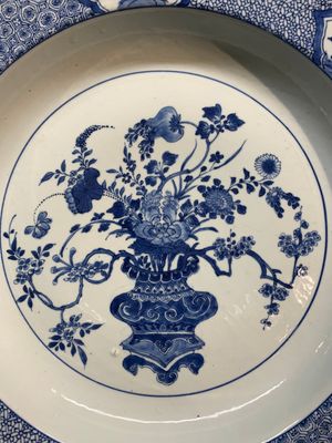 A Chinese blue and white 'flower basket' dish, Yongzheng — 照片 2