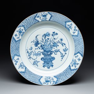 A Chinese blue and white 'flower basket' dish, Yongzheng — 照片 1