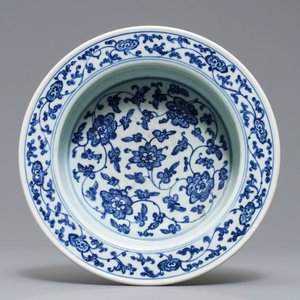 A Chinese blue and white flower scroll basin, Qianlong — photo 1