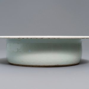 A Chinese blue and white flower scroll basin, Qianlong — photo 4