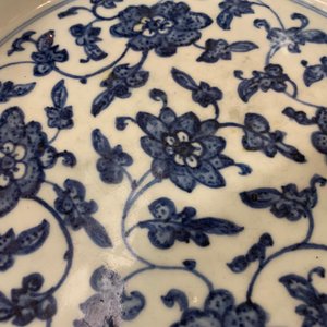A Chinese blue and white flower scroll basin, Qianlong — photo 8