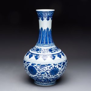 A Chinese blue and white 'flower scroll' bottle vase, Xuantong mark, 20th C. — photo 1