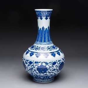 A Chinese blue and white 'flower scroll' bottle vase, Xuantong mark, 20th C. — photo 3