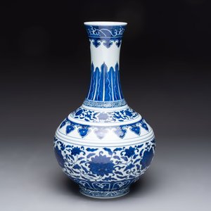 A Chinese blue and white 'flower scroll' bottle vase, Xuantong mark, 20th C. — photo 4