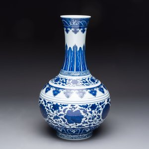 A Chinese blue and white 'flower scroll' bottle vase, Xuantong mark, 20th C. — photo 5