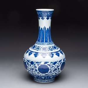 A Chinese blue and white 'flower scroll' bottle vase, Xuantong mark, 20th C. — photo 6