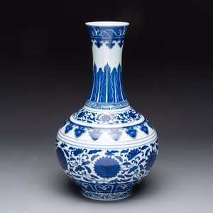A Chinese blue and white 'flower scroll' bottle vase, Xuantong mark, 20th C. — photo 7