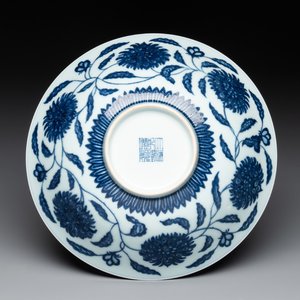 A Chinese blue and white 'flower scroll' bowl, Qianlong mark, 20th C. — photo 1