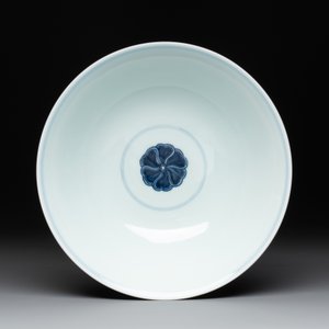 A Chinese blue and white 'flower scroll' bowl, Qianlong mark, 20th C. — photo 2