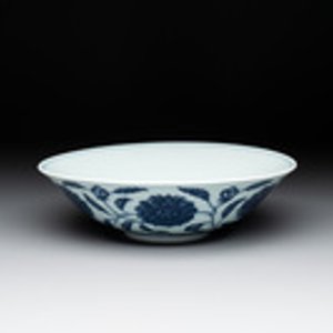 A Chinese blue and white 'flower scroll' bowl, Qianlong mark, 20th C. — photo 3