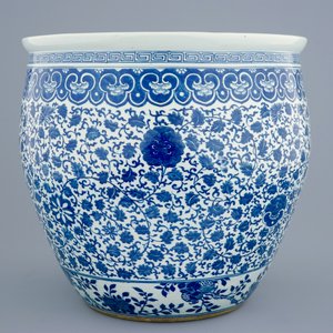 A Chinese blue and white flower scroll fish bowl, 19th C. — photo 2