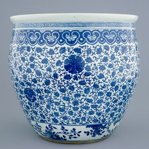 A Chinese blue and white flower scroll fish bowl, 19th C. — photo 3