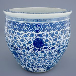 A Chinese blue and white flower scroll fish bowl, 19th C. — photo 7