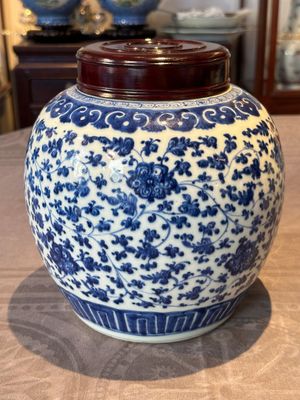 A Chinese blue and white 'flower scroll' jar with a wooden cover, Qianlong — foto 1