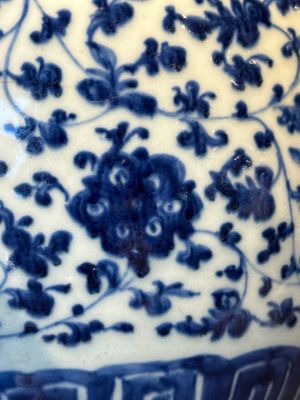 A Chinese blue and white 'flower scroll' jar with a wooden cover, Qianlong — foto 11