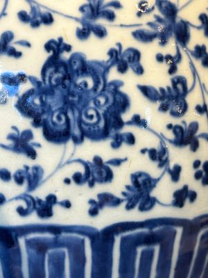 A Chinese blue and white 'flower scroll' jar with a wooden cover, Qianlong — foto 12