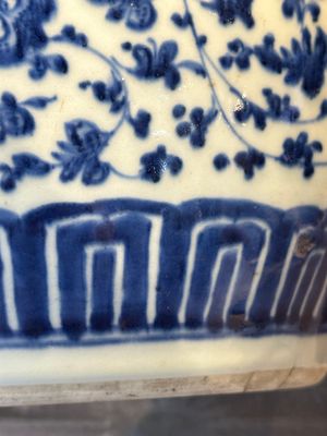 A Chinese blue and white 'flower scroll' jar with a wooden cover, Qianlong — foto 13