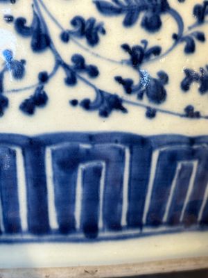 A Chinese blue and white 'flower scroll' jar with a wooden cover, Qianlong — foto 14