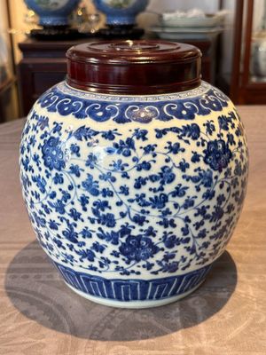 A Chinese blue and white 'flower scroll' jar with a wooden cover, Qianlong — foto 2