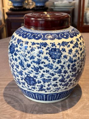 A Chinese blue and white 'flower scroll' jar with a wooden cover, Qianlong — foto 3