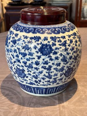 A Chinese blue and white 'flower scroll' jar with a wooden cover, Qianlong — foto 4
