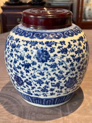 A Chinese blue and white 'flower scroll' jar with a wooden cover, Qianlong — foto 5