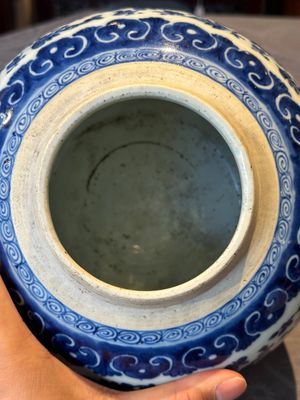 A Chinese blue and white 'flower scroll' jar with a wooden cover, Qianlong — foto 6