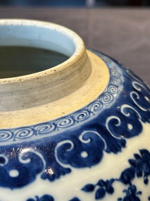 A Chinese blue and white 'flower scroll' jar with a wooden cover, Qianlong — foto 7