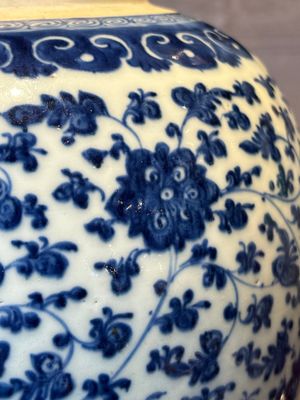 A Chinese blue and white 'flower scroll' jar with a wooden cover, Qianlong — foto 8