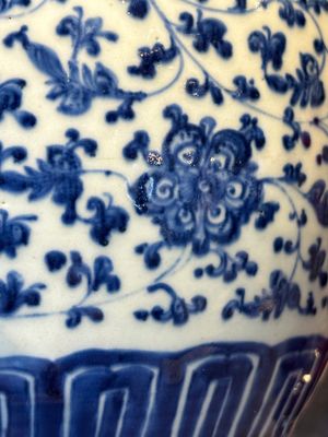 A Chinese blue and white 'flower scroll' jar with a wooden cover, Qianlong — foto 10