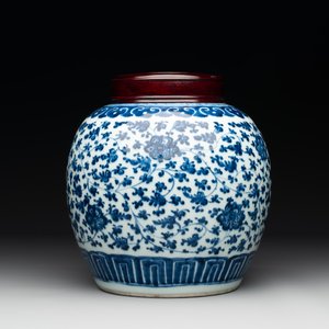 A Chinese blue and white 'flower scroll' jar with a wooden cover, Qianlong — foto 2