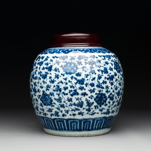 A Chinese blue and white 'flower scroll' jar with a wooden cover, Qianlong — foto 3