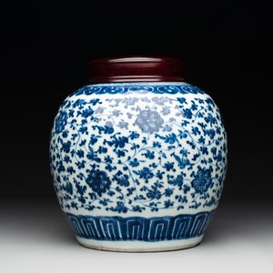 A Chinese blue and white 'flower scroll' jar with a wooden cover, Qianlong — foto 4
