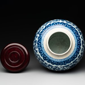 A Chinese blue and white 'flower scroll' jar with a wooden cover, Qianlong — foto 5