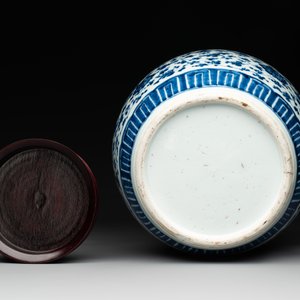 A Chinese blue and white 'flower scroll' jar with a wooden cover, Qianlong — foto 6