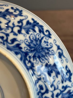 A Chinese blue and white 'flower scroll' plate, Yongzheng mark and of the period — photo 11