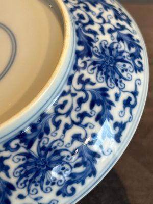 A Chinese blue and white 'flower scroll' plate, Yongzheng mark and of the period — photo 12