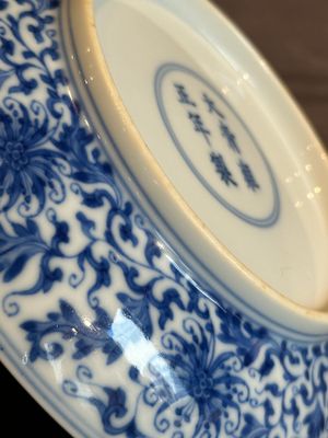 A Chinese blue and white 'flower scroll' plate, Yongzheng mark and of the period — photo 14