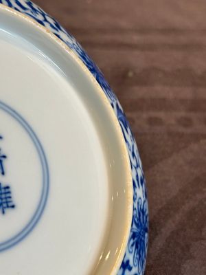 A Chinese blue and white 'flower scroll' plate, Yongzheng mark and of the period — photo 15