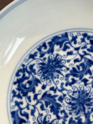 A Chinese blue and white 'flower scroll' plate, Yongzheng mark and of the period — photo 3