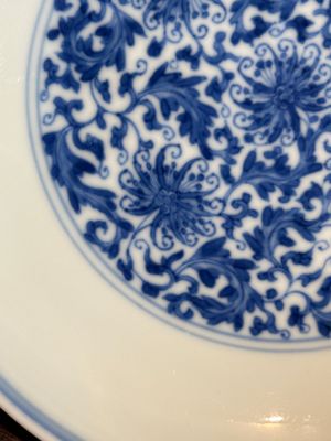 A Chinese blue and white 'flower scroll' plate, Yongzheng mark and of the period — photo 4