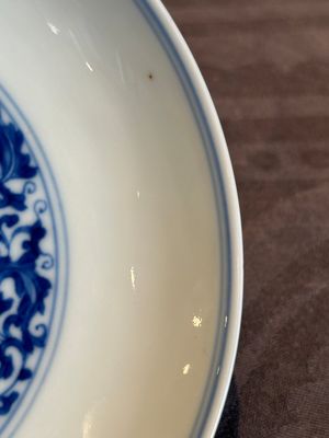 A Chinese blue and white 'flower scroll' plate, Yongzheng mark and of the period — photo 6