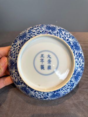 A Chinese blue and white 'flower scroll' plate, Yongzheng mark and of the period — photo 7