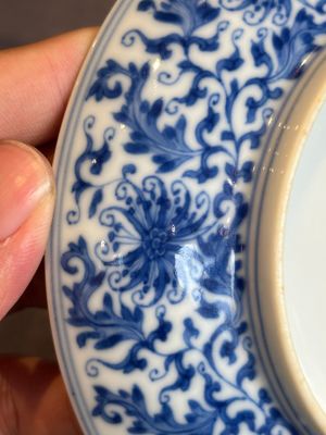 A Chinese blue and white 'flower scroll' plate, Yongzheng mark and of the period — photo 9