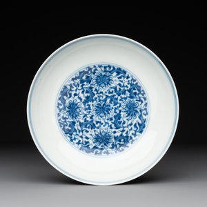 A Chinese blue and white 'flower scroll' plate, Yongzheng mark and of the period — photo 1